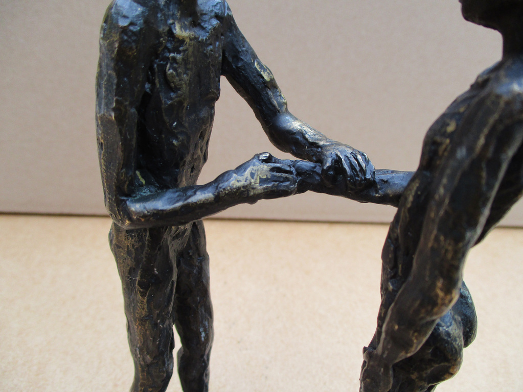 kunstenaar onbekend: plastisch beeld van 2 elkaar begroetende jonge mensen kopen? Bied vanaf 15!