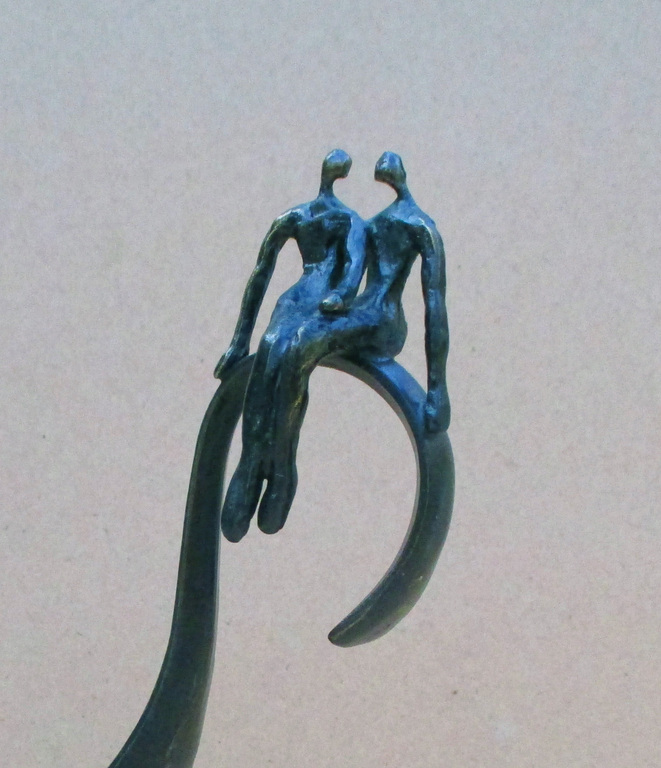 Corrie Ammerlaan-van Niekerk: verbronsd beeldje van 2 geliefden op een golf kopen? Bied vanaf 15!