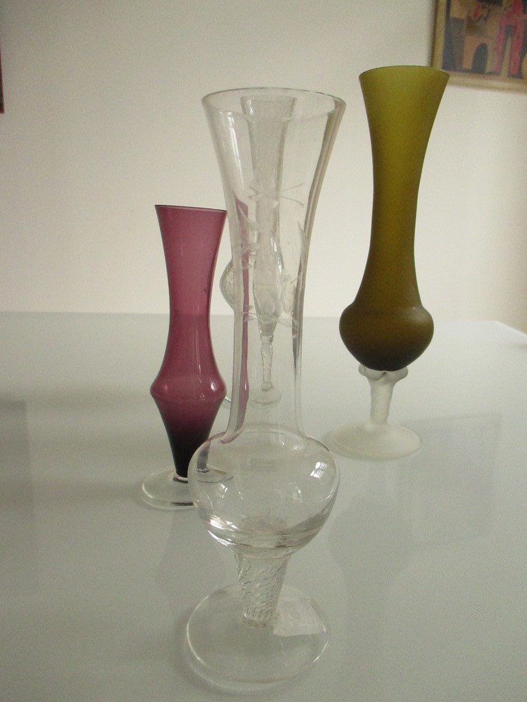 Een kavel met vier narcissenvaasjes kopen? Bied vanaf 8!