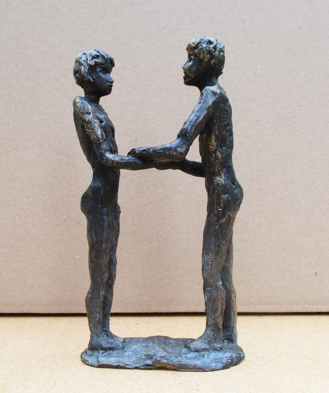 kunstenaar onbekend: plastisch beeld van 2 elkaar begroetende jonge mensen kopen? Bied vanaf 15!
