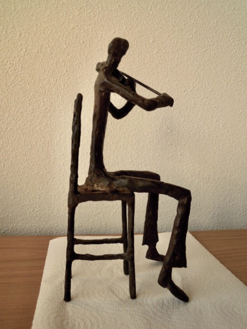 Beeld VIOLIST op stoel - 26 cm hoog. kopen? Bied vanaf 20!