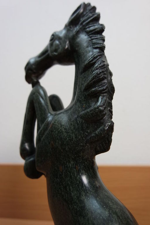 Uniek natuurstenen sculptuur van een steigerend paard (hoog 39 cm) kopen? Bied vanaf 99!