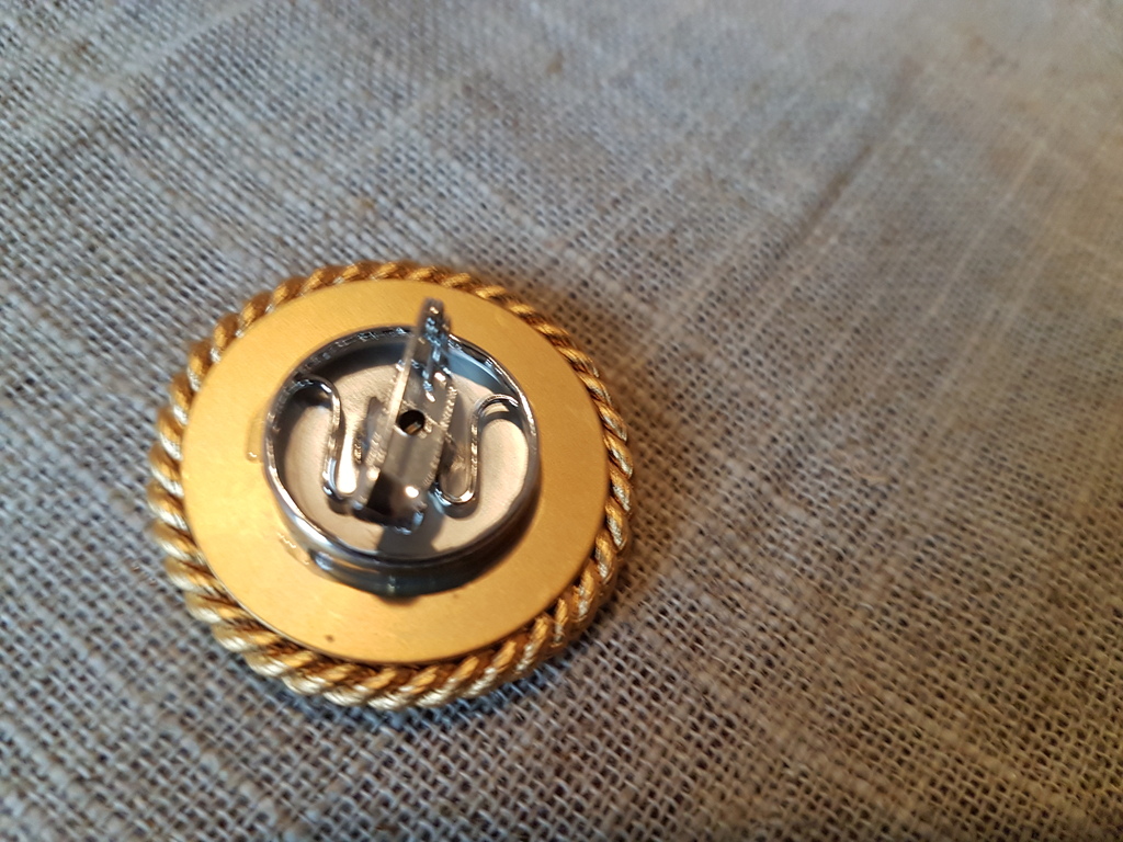 Broche met  decoratieve knopen uit de Italiaanse haute couture 01 kopen? Bied vanaf 5!