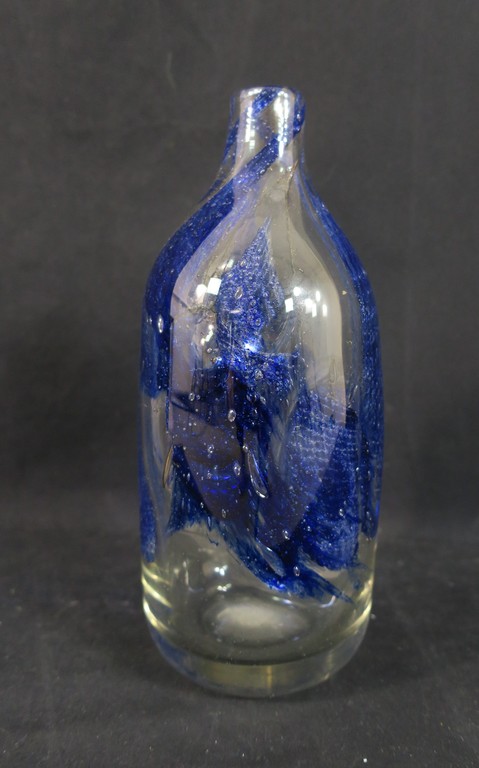 Bernard Heesen: Glazen flesvaas met ingesloten blauwe kleurpoeders kopen? Bied vanaf 1!