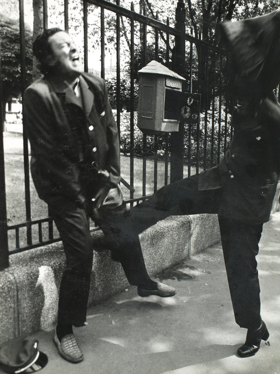 Kim Camba : foto - ‘Schop in kruis’ - gelatinezilverdruk, 1973, oplage 28 ex. kopen? Bied vanaf 1!