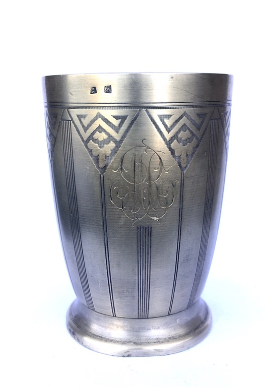 Franse Métal Blanc zilveren beker met modernistisch decor en monogram -gemerkt kopen? Bied vanaf 1!