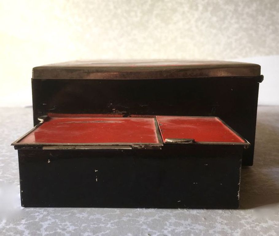 Modernistische Art deco - tabaksdoos - met zwart en rood banen decor - ca. 1930 kopen? Bied vanaf 9!