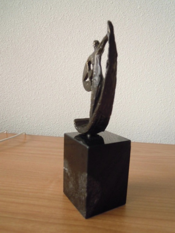 Massief gesigneerd bronzen beeld - 18 cm hoog inclusief de zwart marmeren sokkel kopen? Bied vanaf 45!