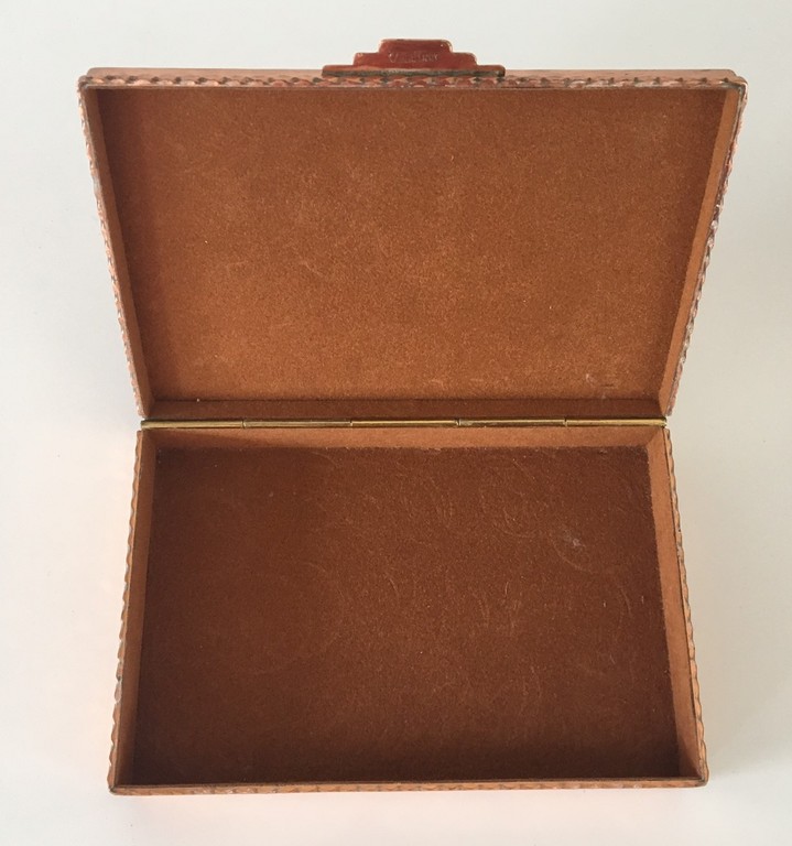 Hand gehamerde koperen Zuid-Amerikaanse sigarendoos met zilveren Maya decoratie kopen? Bied vanaf 30!