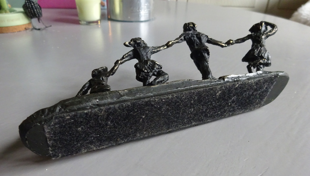 Astrid Veldhyzen- bronzen beeld- 5 spelende kinderen op een rij kopen? Bied vanaf 45!