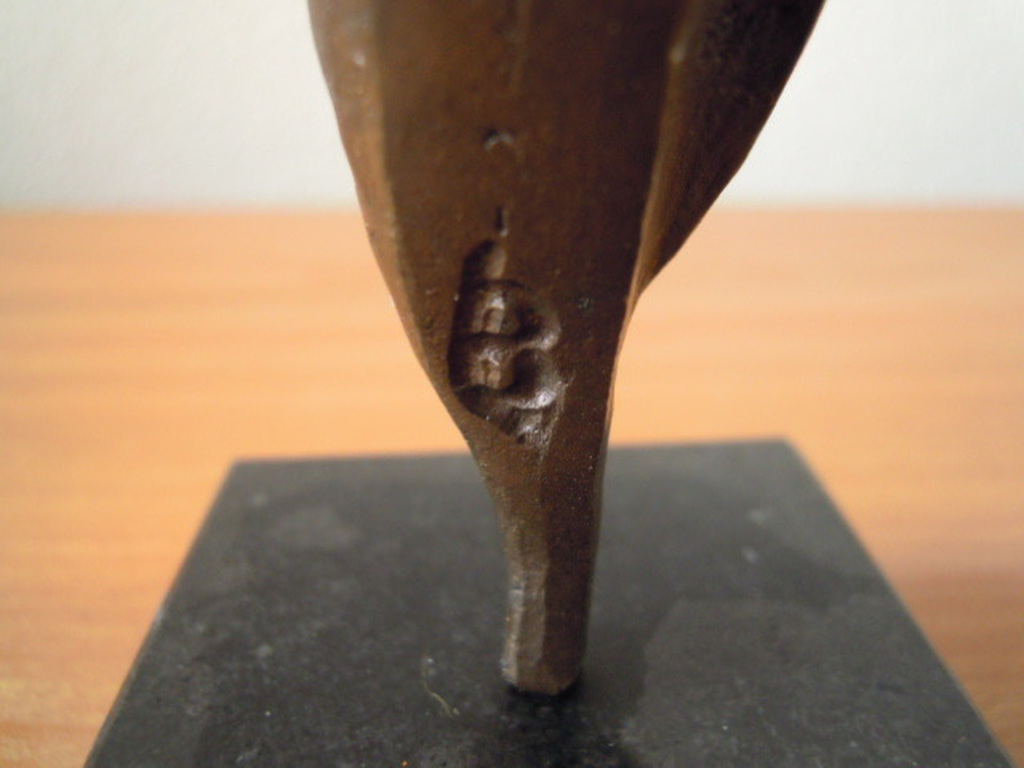 Beeldje van Bernadette Leijdekkers - hand met roos = gesigneerd. kopen? Bied vanaf 35!