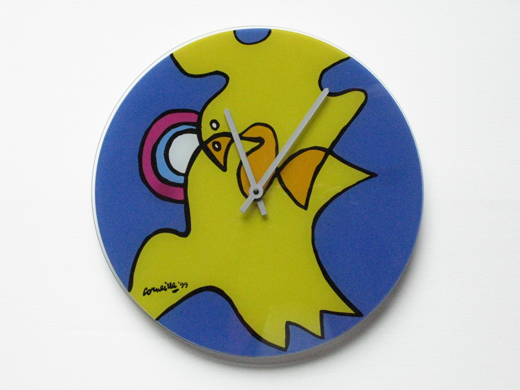CORNEILLE DESIGN KLOK 1999, GESIGNEERD in de wijzerplaat - thema DOVE of PEACE. kopen? Bied vanaf 70!