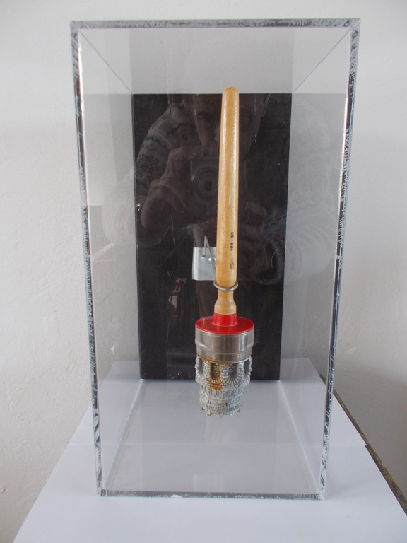 Kwast met miniatuur in perspex kast,Arjen.Lancel.1994 kopen? Bied vanaf 100!