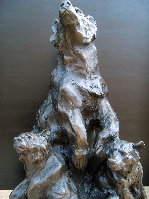 Onbekende kunstenaar: Bronzen beeld van beer met twee jongen. kopen? Bied vanaf 275!