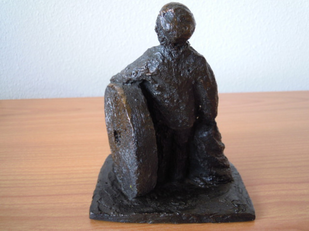 Beeldje van GREET JASPERS 14 cm hoog = gesigneerd.   kopen? Bied vanaf 10!