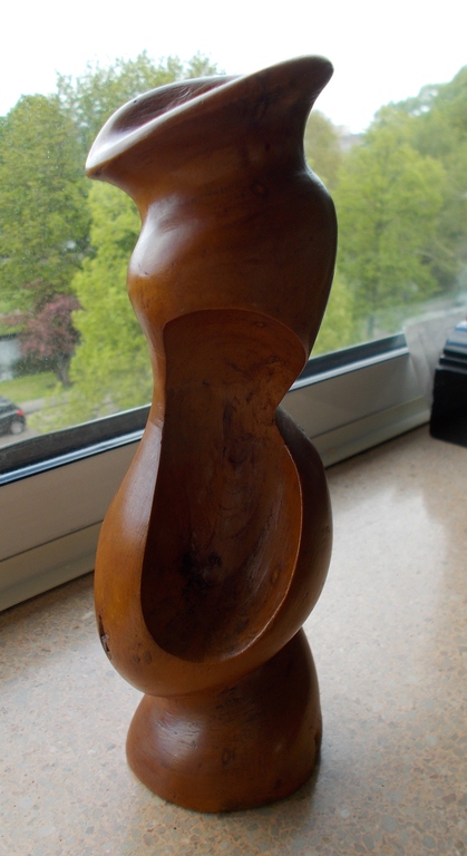 Abstract houten sculptuur van Jan Hoog,21 cm hoog. verkocht voor € 45!