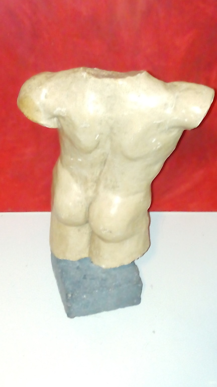 Gipsen mannelijk torso van 41x30 cm. Gesigneerd.  kopen? Bied vanaf 50!