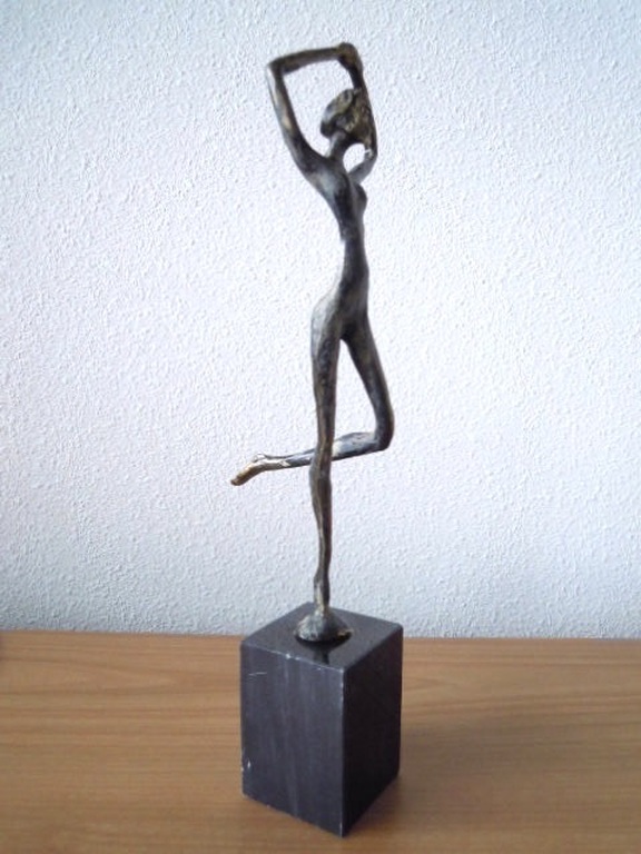 Prachtig slank beeld van Corry Ammerlaan - 30 cm hoog. kopen? Bied vanaf 35!