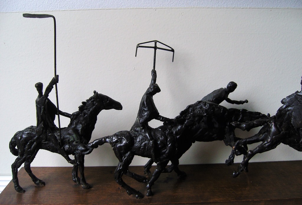 Onbekende kunstenaar: Bronzen beeldengroep van strijders te paard. kopen? Bied vanaf 225!