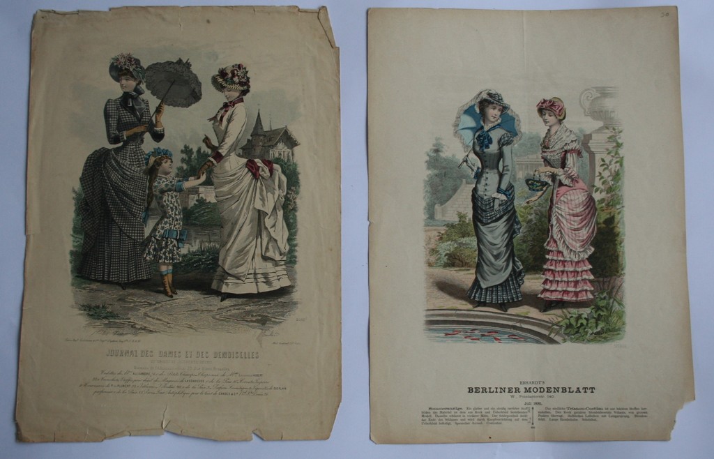 2 lithografieen - Frans en Duitse mode - circa 1880 / 1985 kopen? Bied vanaf 1!