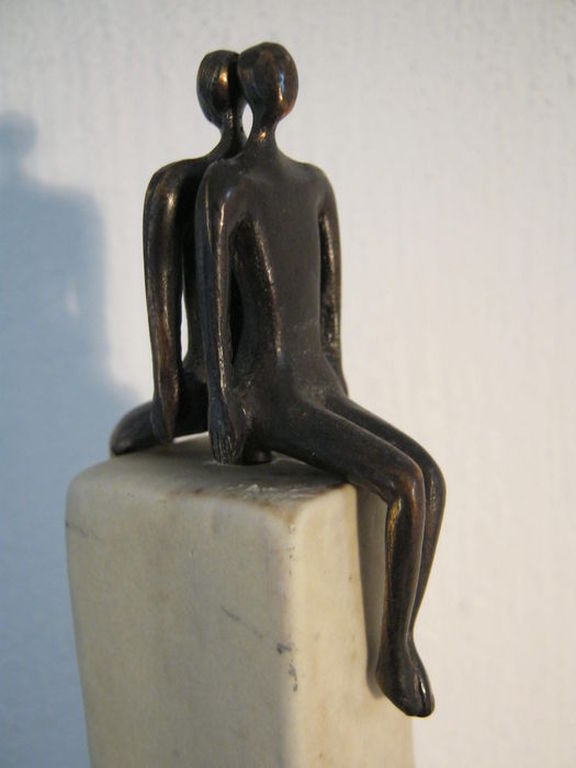 Sculptuur van Corry van Ammerlaan - 2 Bronzen figuurtje op hoge sokkel Keramiek kopen? Bied vanaf 15!
