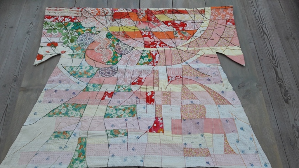 Peter Lem  : Textielwerk met Symbolische figuren , Kimono model  kopen? Bied vanaf 80!