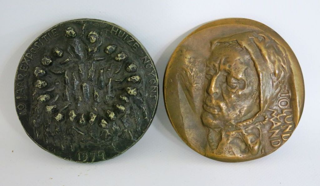 Kunstenaars onbekend, bronzen penning 'Tollund Mand' en kunststof penning '10 jaar expositie Huize Noyons' kopen? Bied vanaf 50!