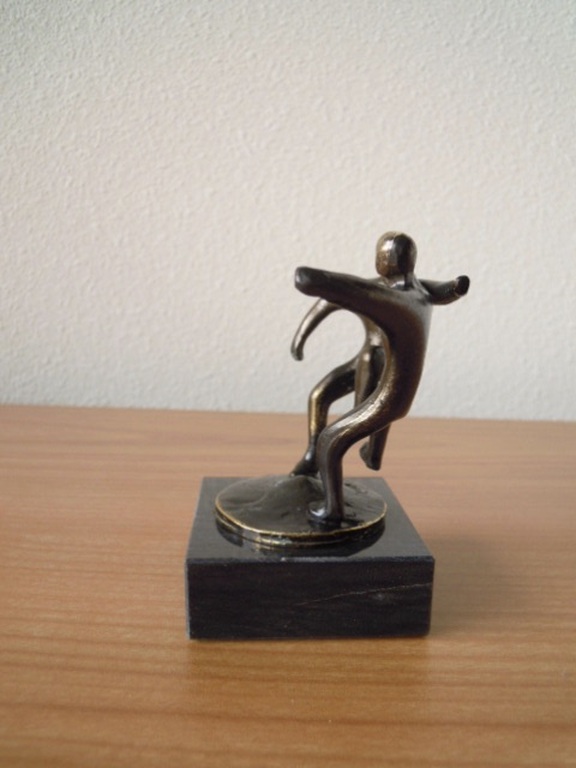 Prachtig beeldje CORRY AMMERLAAN " Vriendschap " 11 cm hoog inclusief sokkel. kopen? Bied vanaf 20!