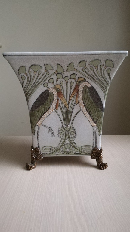 Art Nouveau, gedecoreerde keramieken pot op messing pootjes met fiance glazuur kopen? Bied vanaf 20!
