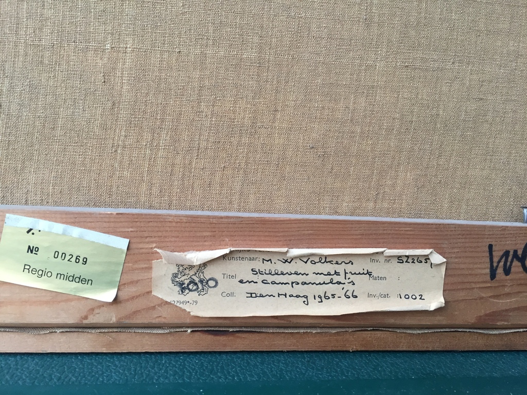 Meinert Volkers - Olieverf op doek 1965 - Stilleven met fruit en campanula’s kopen? Bied vanaf 1!