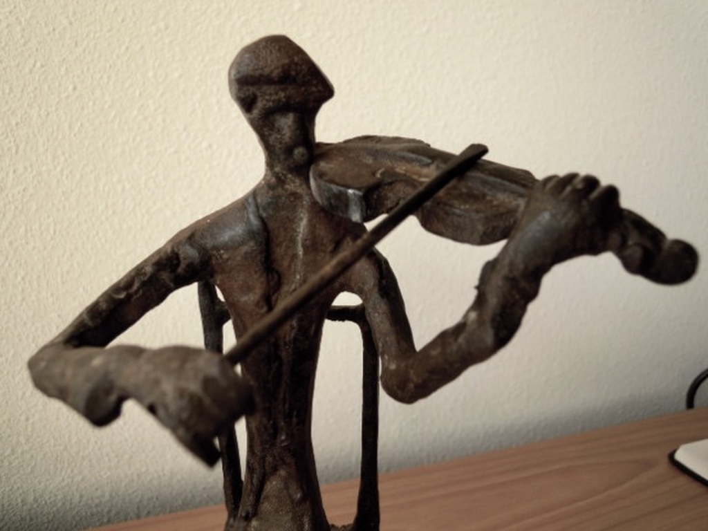 Beeld VIOLIST op stoel - 26 cm hoog. kopen? Bied vanaf 20!