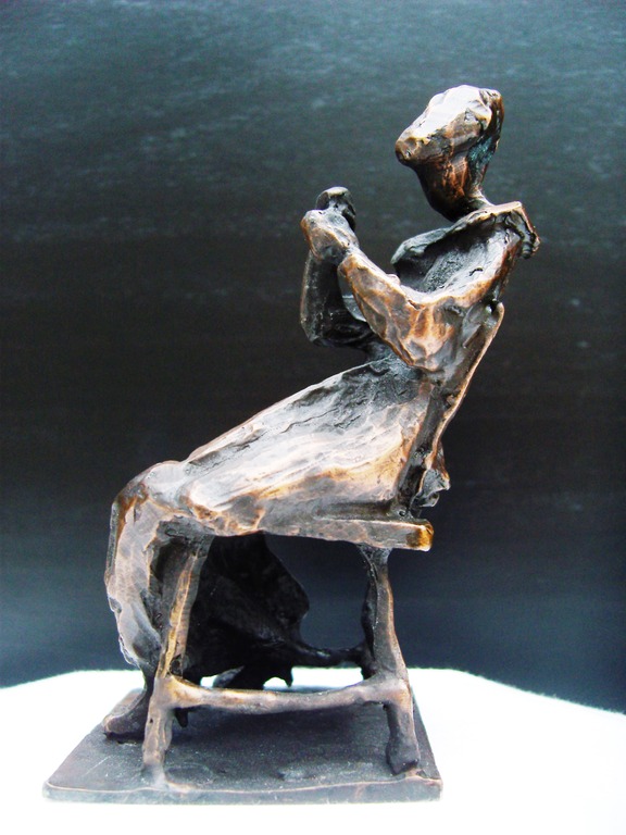 Zeer fraai bronsje van handwerkende vrouw. kopen? Bied vanaf 40!