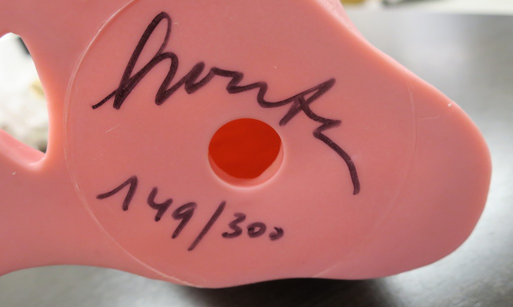 William Sweetlove: Gerecycled plastic, Penguin met waterfles roze kopen? Bied vanaf 220!