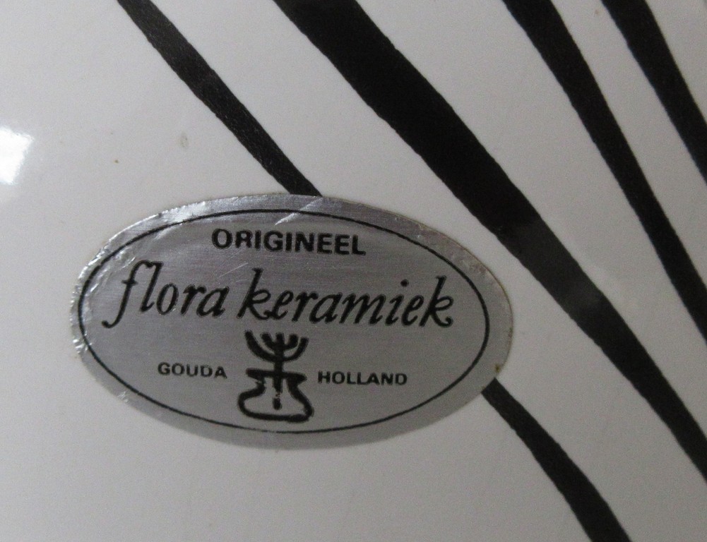 Flora Keramiek Gouda - Witte gestileerde vaas met zwarte banen kopen? Bied vanaf 1!
