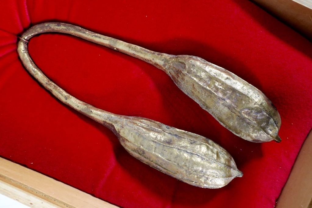 Antonie Eikemans: Bronzen beeld in kist, Hangvrucht kopen? Bied vanaf 1!