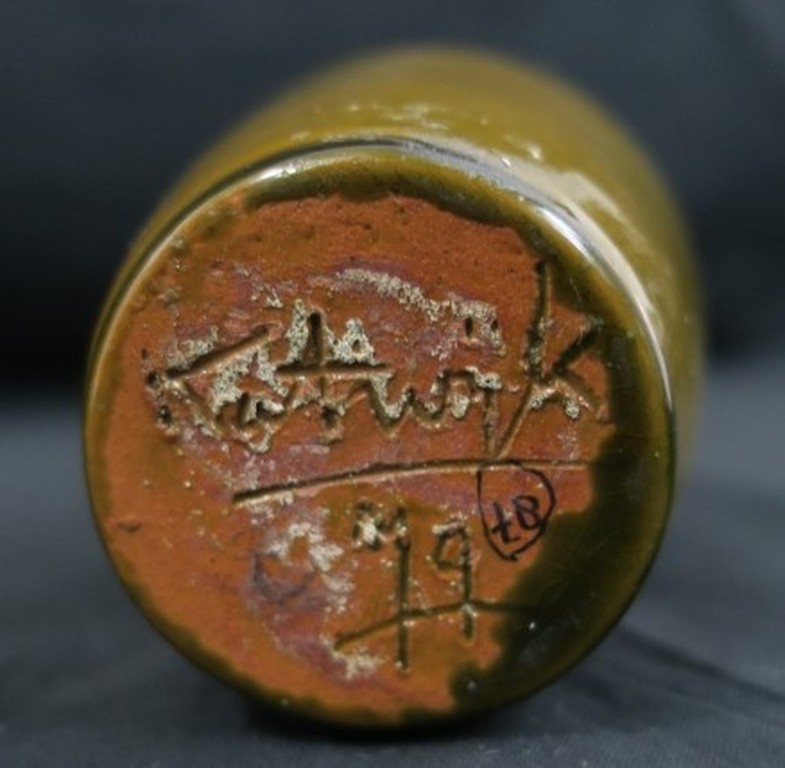 Katwijk: Geglazuurd vaasje met gestileerd decor kopen? Bied vanaf 30!