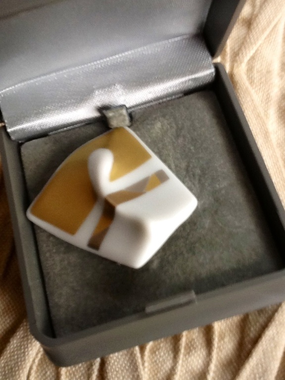 Johan van Loon broche voor Rosenthal Design, porselein/goud kopen? Bied vanaf 1!