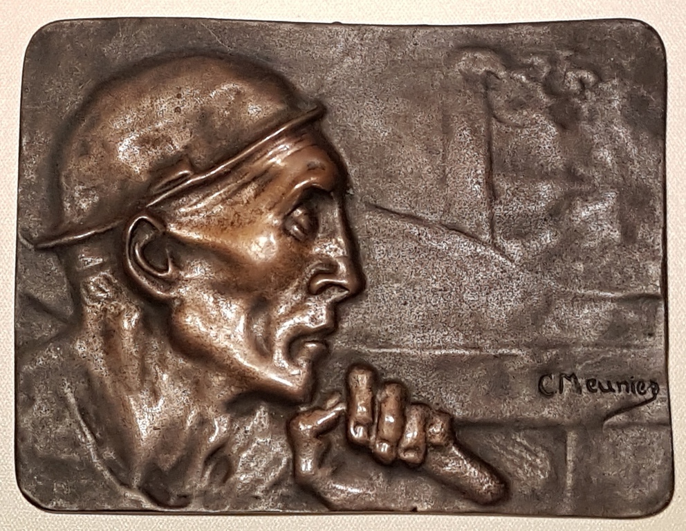 Constantin Meunier - bronzen reliëf - 'Mineur, pioche sur l'épaule' verkocht voor € 310!