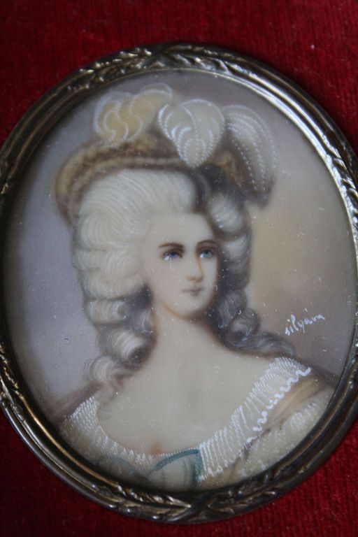 Miniatuur portret van Marie Antoinette, gesigneerd "syliam" kopen? Bied vanaf 45!
