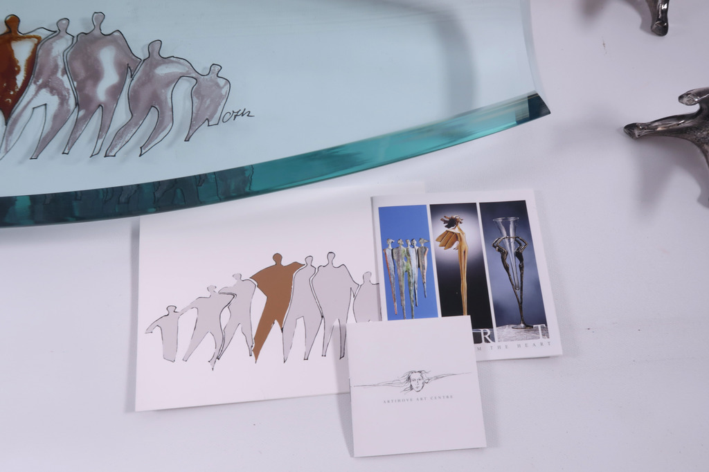 Glazen schaal met twee metalen sculpturen in houten bewaarbox met documentatie kopen? Bied vanaf 1!