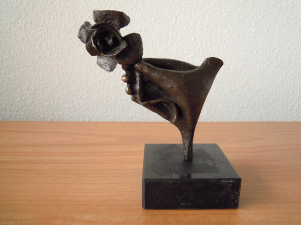 Beeldje van Bernadette Leijdekkers - hand met roos = gesigneerd. kopen? Bied vanaf 35!