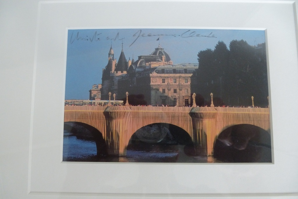 Christo: foto: The pont neuf wrapped, handgesigneerd verkocht voor € 175!