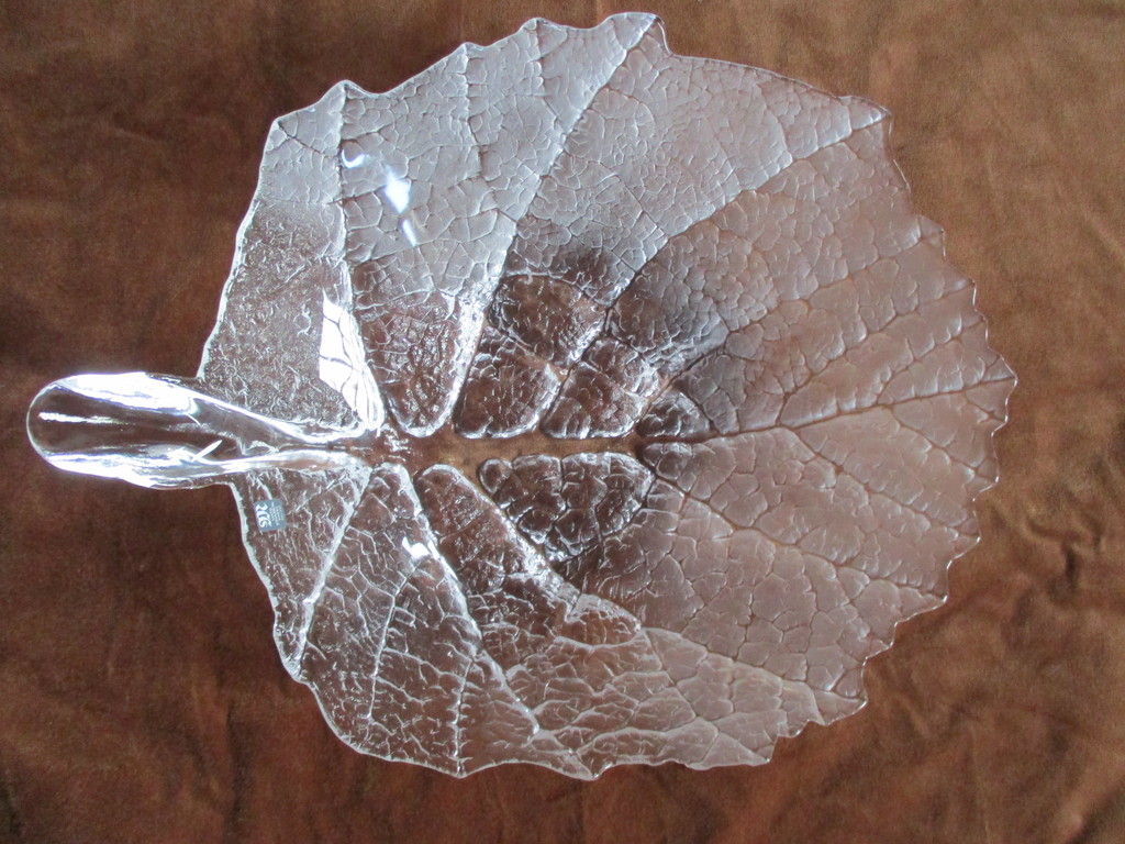 Matt Jonasson - Kristallen schaal in vorm van een blad kopen? Bied vanaf 25!