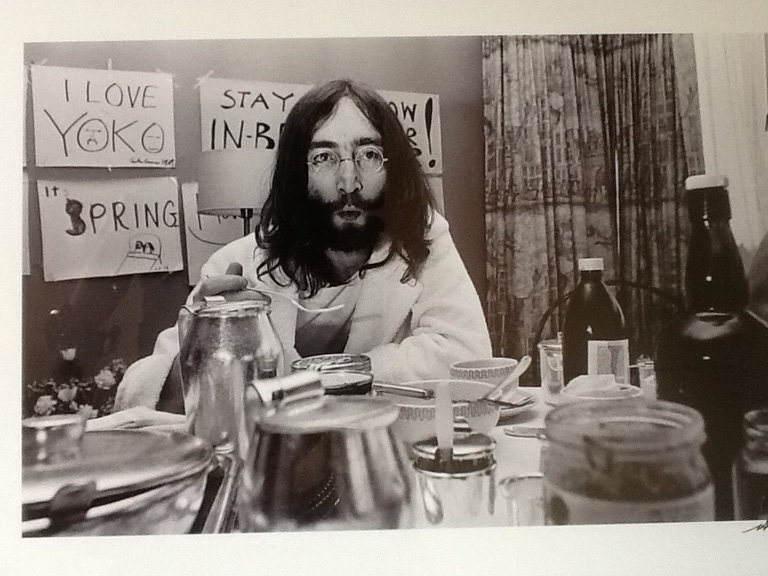 Nico Koster, kunstfotografie, John Lennon( Bed-In Amsterdam Hilton 1969) verkocht voor € 150!
