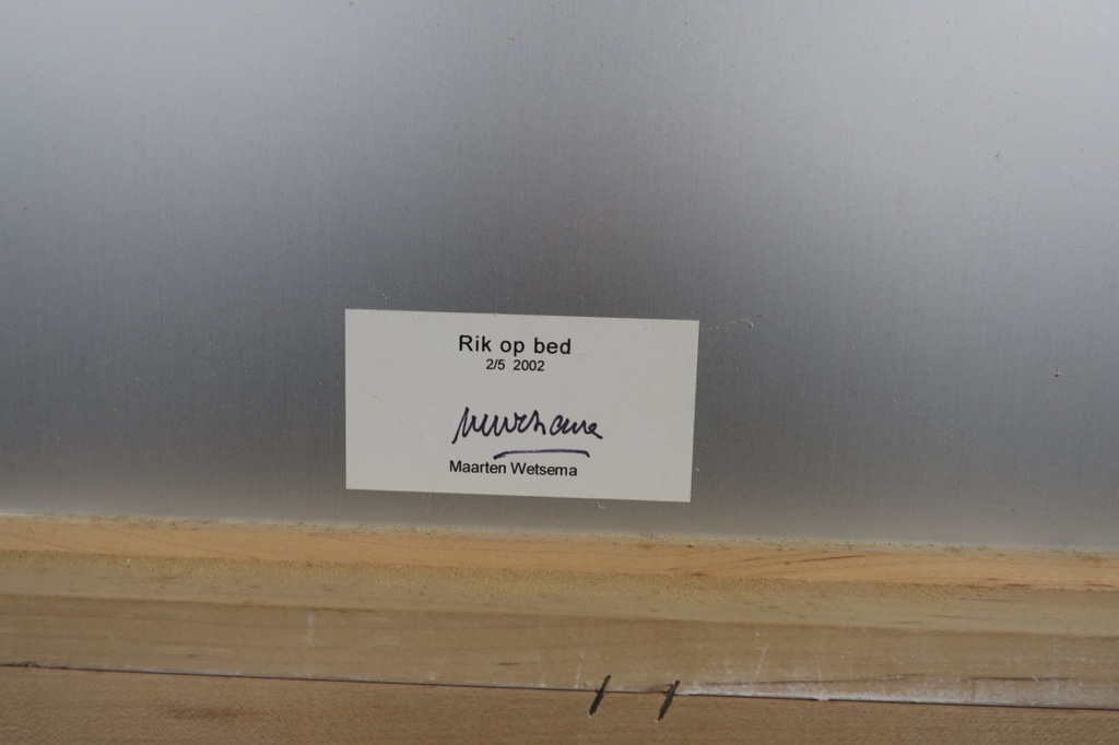 Maarten Wetsema: Foto op aluminium, Rik op bed - Ingelijst kopen? Bied vanaf 50!