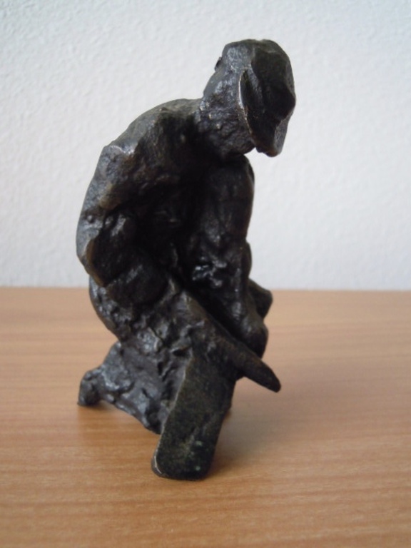 Massief zwaar bronzen beeldje JAAP HARTMAN 12 cm hoog- gesigneerd. verkocht voor € 54!