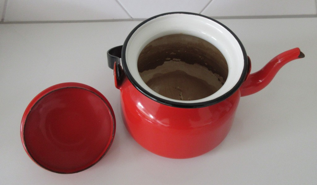 Kaj Franck voor Arabia Finel - Emaille kersenrode theepot kopen? Bied vanaf 30!