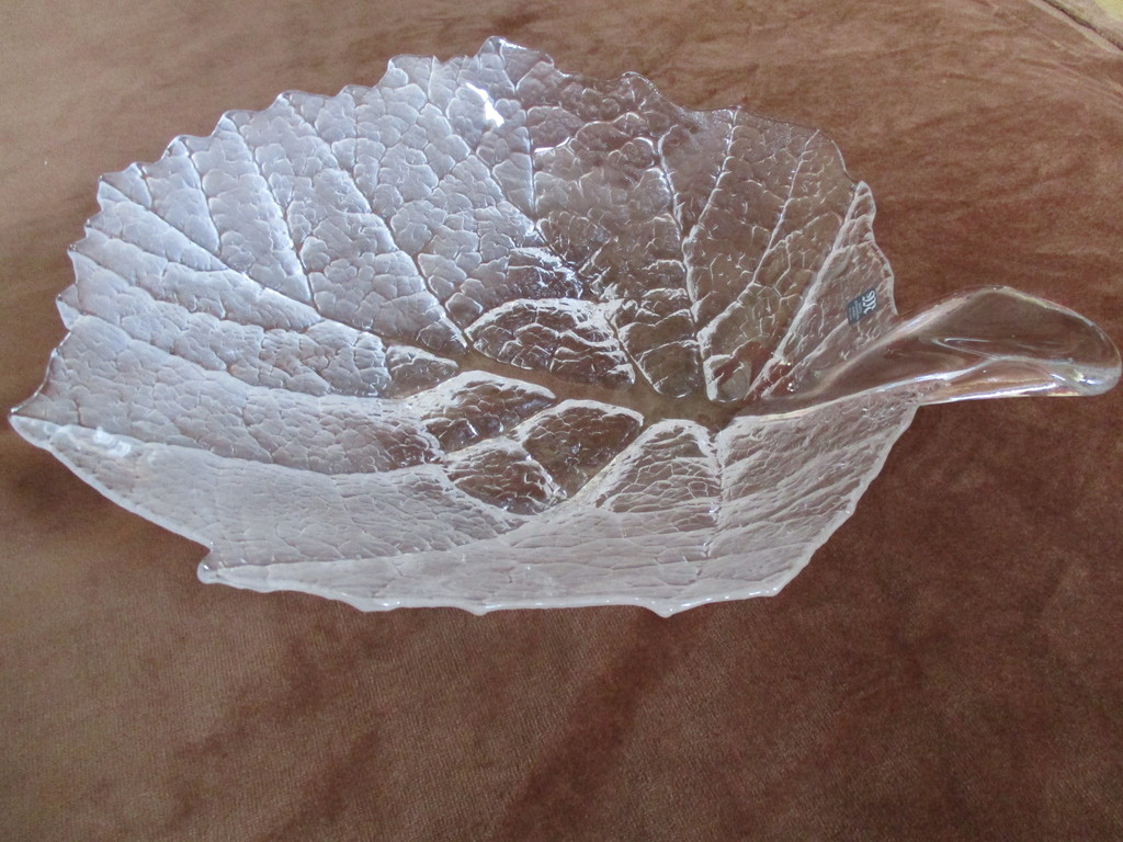 Matt Jonasson - Kristallen schaal in vorm van een blad kopen? Bied vanaf 25!