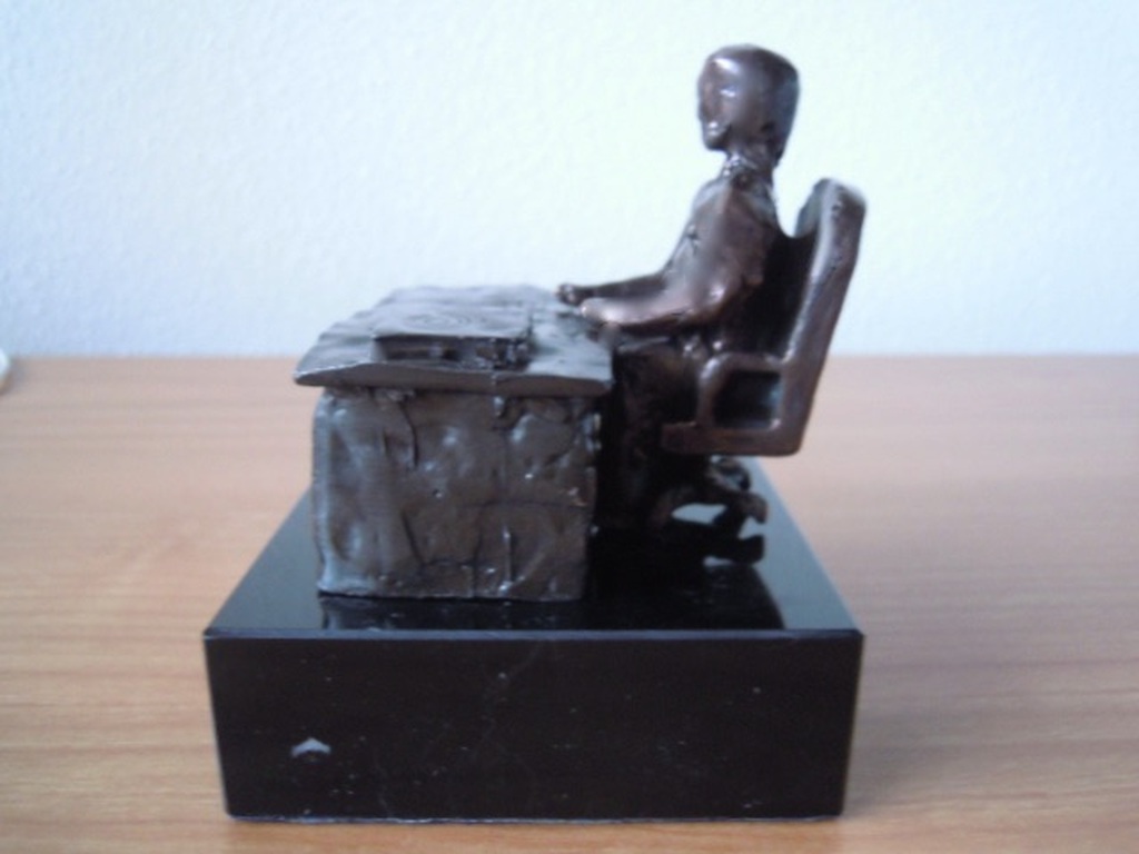 Bronzen beeldje - persoon aan bureau - 1765 gram - kunstenaar onbekend - 12 cm. kopen? Bied vanaf 35!