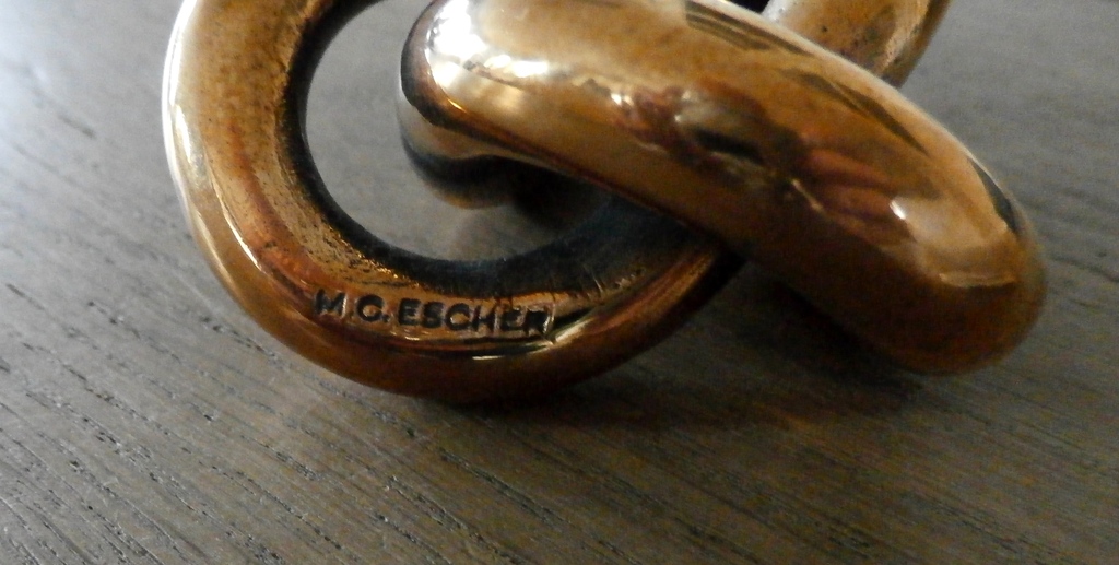 M.C. Escher - bronzen beeld: oneindige knoop - met certificaat kopen? Bied vanaf 125!